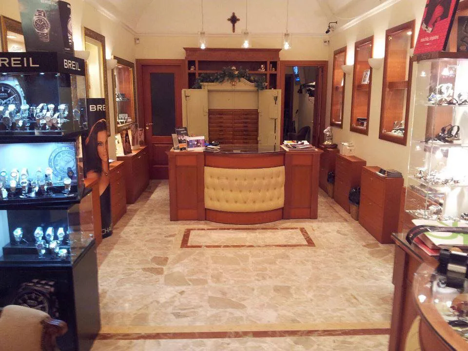 L'interno della boutique Lalinga Oro in via Anfiteatro 171 a Taranto